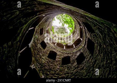 L'iniziazione è uno degli oggetti più interessanti di Quinta da Regaleira. La scala a chiocciola discendente del pozzo porta 27 metri nel gro Foto Stock