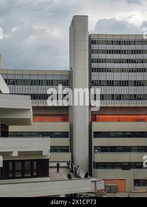 Vienna, Austria, Austria. 16 aprile 2024. Il quartiere interno degli edifici delle Nazioni Unite di Vienna e il centro congressi dell'Austria, dove si trova la sottocommissione giuridica dell'Ufficio delle Nazioni Unite per gli affari spaziali esterni. Crediti: ZUMA Press, Inc./Alamy Live News Foto Stock