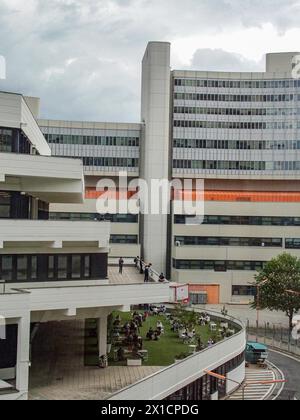 Vienna, Austria, Austria. 16 aprile 2024. Il quartiere interno degli edifici delle Nazioni Unite di Vienna e il centro congressi dell'Austria, dove si trova la sottocommissione giuridica dell'Ufficio delle Nazioni Unite per gli affari spaziali esterni. Crediti: ZUMA Press, Inc./Alamy Live News Foto Stock