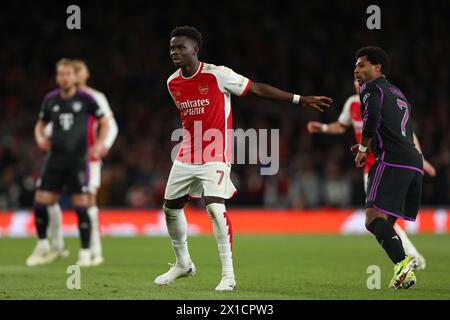 Bukayo Saka dell'Arsenale e Serge Gnabry del Bayern Monaco di Baviera - Arsenal contro FC Bayern Monaco, prima tappa della finale di UEFA Champions League, Emirates Stadium, Londra, Regno Unito - 9 aprile 2024 Foto Stock