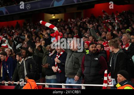 I tifosi dell'Arsenal festeggiano - Arsenal vs FC Bayern Monaco, UEFA Champions League Quarter Final First Leg, Emirates Stadium, Londra, Regno Unito - 9 aprile 2024 Foto Stock