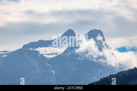 Blick in Die Urner Alpen. Der Krönten ist ein Berg bei Erstfeld. (Brunnen SZ, Svizzera, 31.07.2023) Foto Stock