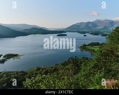 Vista panoramica di Derwentwater e dei lontani laghi Bassenthwaite da una scogliera nel Lake District Cumbria Inghilterra Regno Unito Foto Stock