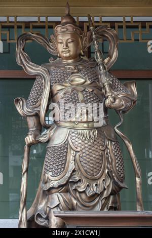 Bangkok, Thailandia - 11 aprile 2024 - Statua di Sangharama Bodhisattva (divinità buddista) o il generale cinese Guan Yu, la rappresentazione di un Sangharam Foto Stock