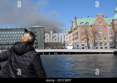 Copenaghen/Danimarca (solo per uso editoirale)/16 aprile 2024/l'edificio storico della Danimarca e la grande architettura danisn centry vecchia sta seppellendo l'edificio della Borsa di Olde a Copenaghen, i danesi sono scioccati di vedere il grande edificio del menument danese in fiamme e i pompieri lavorano duramente per fermare il fuoco nel vecchio cambio delle scorte a Copenaghen. (Foto.Francis Joseph Dean/Dean Pictures) (NON PER USO COMMERCIALE) Foto Stock