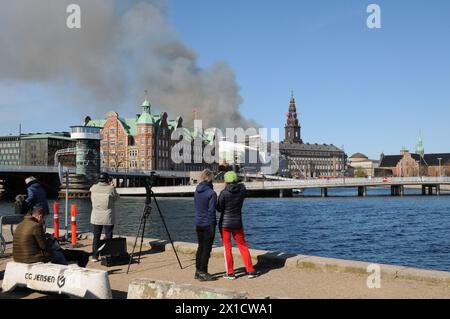 Copenaghen/Danimarca (solo per uso editoirale)/16 aprile 2024/l'edificio storico della Danimarca e la grande architettura danisn centry vecchia sta seppellendo l'edificio della Borsa di Olde a Copenaghen, i danesi sono scioccati di vedere il grande edificio del menument danese in fiamme e i pompieri lavorano duramente per fermare il fuoco nel vecchio cambio delle scorte a Copenaghen. (Foto.Francis Joseph Dean/Dean Pictures) (NON PER USO COMMERCIALE) Foto Stock