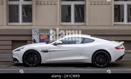 Un giardino di auto di lusso Aston Martin sul lato della strada di Colonia Foto Stock