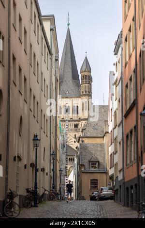 La grande St Chiesa di Martino che sorge sopra lo skyline della città di Colonia Foto Stock