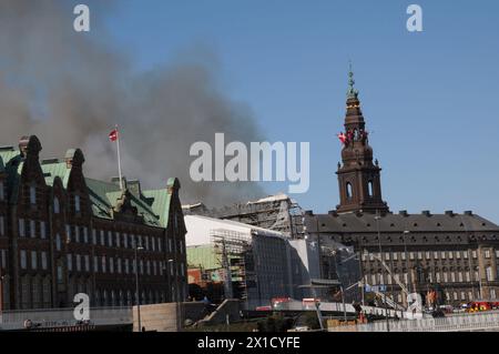 Copenaghen/ Danimarca solo per uso editoirale/16 aprile 2024/l'edificio storico danese e la grande architettura antica danisn centry sta distruggendo l'edificio della Borsa di Olde a Copenaghen, i danesi sono sconvolti per vedere il grande edificio in fiamme danese e i pompieri lavorano duramente per fermare il fuoco nel vecchio cambio di stock a Copenaghen. Foto. Francis Joseph Dean/Dean immagini NON PER USO COMMERCIALE Foto Stock