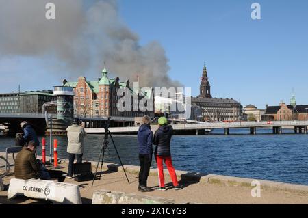 Copenaghen/ Danimarca solo per uso editoirale/16 aprile 2024/l'edificio storico danese e la grande architettura antica danisn centry sta distruggendo l'edificio della Borsa di Olde a Copenaghen, i danesi sono sconvolti per vedere il grande edificio in fiamme danese e i pompieri lavorano duramente per fermare il fuoco nel vecchio cambio di stock a Copenaghen. Foto. Francis Joseph Dean/Dean immagini NON PER USO COMMERCIALE Foto Stock