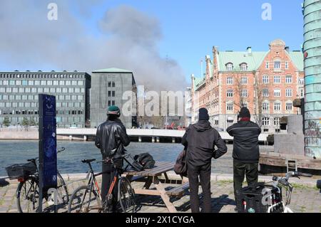 Copenaghen/ Danimarca solo per uso editoirale/16 aprile 2024/l'edificio storico danese e la grande architettura antica danisn centry sta distruggendo l'edificio della Borsa di Olde a Copenaghen, i danesi sono sconvolti per vedere il grande edificio in fiamme danese e i pompieri lavorano duramente per fermare il fuoco nel vecchio cambio di stock a Copenaghen. Foto. Francis Joseph Dean/Dean immagini NON PER USO COMMERCIALE Foto Stock