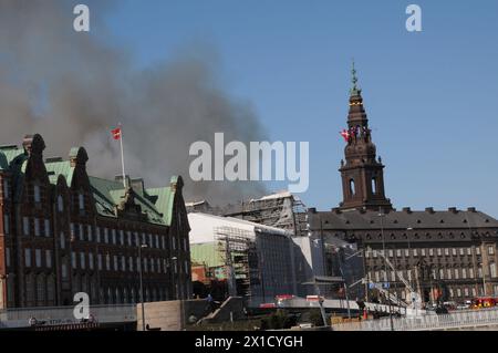 Copenaghen/ Danimarca solo per uso editoirale/16 aprile 2024/l'edificio storico danese e la grande architettura antica danisn centry sta distruggendo l'edificio della Borsa di Olde a Copenaghen, i danesi sono sconvolti per vedere il grande edificio in fiamme danese e i pompieri lavorano duramente per fermare il fuoco nel vecchio cambio di stock a Copenaghen. Foto. Francis Joseph Dean/Dean immagini NON PER USO COMMERCIALE Foto Stock