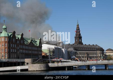 Copenaghen/ Danimarca solo per uso editoirale/16 aprile 2024/l'edificio storico danese e la grande architettura antica danisn centry sta distruggendo l'edificio della Borsa di Olde a Copenaghen, i danesi sono sconvolti per vedere il grande edificio in fiamme danese e i pompieri lavorano duramente per fermare il fuoco nel vecchio cambio di stock a Copenaghen. Foto. Francis Joseph Dean/Dean immagini NON PER USO COMMERCIALE Foto Stock