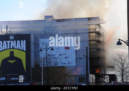 Copenaghen/ Danimarca solo per uso editoirale/16 aprile 2024/l'edificio storico danese e la grande architettura antica danisn centry sta distruggendo l'edificio della Borsa di Olde a Copenaghen, i danesi sono sconvolti per vedere il grande edificio in fiamme danese e i pompieri lavorano duramente per fermare il fuoco nel vecchio cambio di stock a Copenaghen. Foto. Francis Joseph Dean/Dean immagini NON PER USO COMMERCIALE Foto Stock