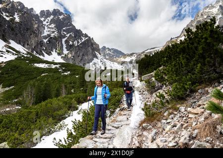 I turisti camminano su un percorso escursionistico vestito con abiti relativamente leggeri tra viste pittoresche della valle di†Mala Studena nella catena montuosa dell'alta Tatra (Vysoke Tatry) nel nord della Slovacchia. Le temperature di aprile sono insolitamente alte, cosa che attrae più turisti e causa lo scioglimento della neve ad altitudini più elevate. (Foto di Dominika Zarzycka / SOPA Images/Sipa USA) Foto Stock