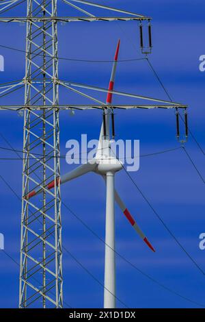 Strommasten mit Hochspannungsleitungen und Windräder am Avacon Umspannwerk Helmstedt Helmstedt Niedersachsen Deutschland *** piloni elettrici con linee ad alta tensione e turbine eoliche presso la sottostazione di Avacon Helmstedt Helmstedt bassa Sassonia Germania Foto Stock