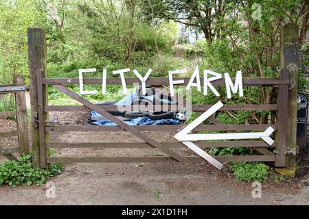 Intorno a St Werburgh's, un sobborgo di Bristol, Regno Unito, l'ingresso alla City Farm Foto Stock