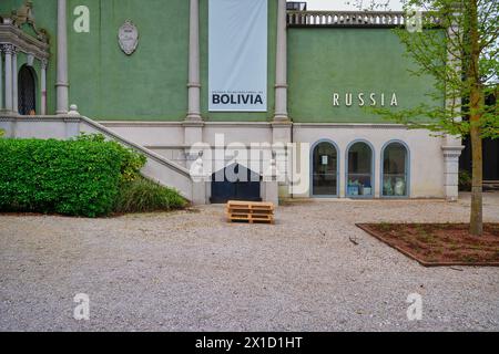 Venezia, Italia, 16 aprile 2024 l'ex padiglione russo è stato assegnato quest'anno alla Bolivia. Il titolo della Biennale Arte di quest'anno è “stranieri ovunque” Marco secchi / Alamy Live News Foto Stock