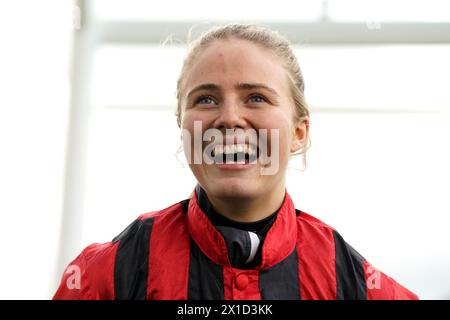 Jockey Saffie Osborne dopo aver vinto il Mutasaabeq New for 2024 handicap con il cavallo Hafeet Alain il primo giorno del bet365 Craven Meeting all'ippodromo di Newmarket. Data foto: Martedì 16 aprile 2024. Foto Stock