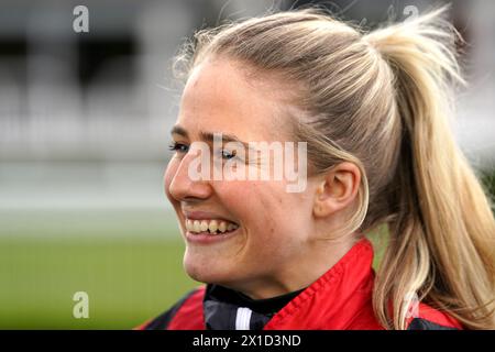 Jockey Saffie Osborne dopo aver vinto il Mutasaabeq New for 2024 handicap con il cavallo Hafeet Alain il primo giorno del bet365 Craven Meeting all'ippodromo di Newmarket. Data foto: Martedì 16 aprile 2024. Foto Stock