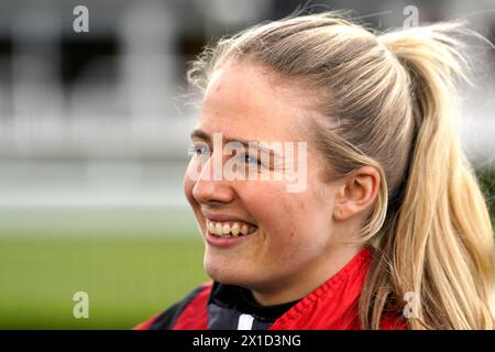 Jockey Saffie Osborne dopo aver vinto il Mutasaabeq New for 2024 handicap con il cavallo Hafeet Alain il primo giorno del bet365 Craven Meeting all'ippodromo di Newmarket. Data foto: Martedì 16 aprile 2024. Foto Stock