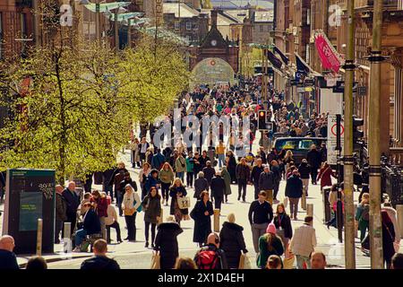 Glasgow, Scozia, Regno Unito. 16 aprile 2024: Regno Unito Meteo: Soleggiato in città mentre la gente camminava sulla capitale dello shopping e sulla miglio stile della Scozia, Buchanan Street. Credit Gerard Ferry/Alamy Live News Foto Stock