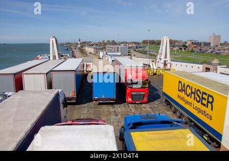 Traghetto Stena Line carico di container in attesa di partire dal Hook of Holland (Hoek van Holland) vicino a Rotterdam, Paesi Bassi. Foto Stock