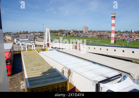 Traghetto Stena Line carico di container in attesa di partire dal Hook of Holland (Hoek van Holland) vicino a Rotterdam, Paesi Bassi. Foto Stock