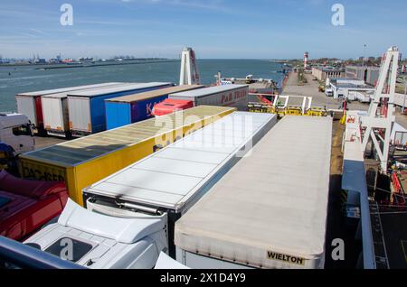 Traghetto Stena Line carico di container in attesa di partire dal Hook of Holland (Hoek van Holland) vicino a Rotterdam, Paesi Bassi. Foto Stock
