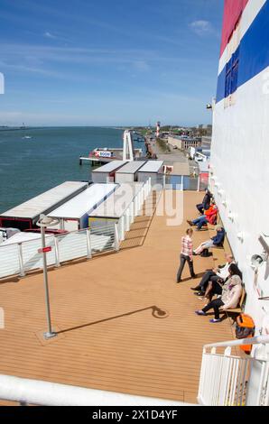 Traghetto Stena Line carico di container in attesa di partire dal Hook of Holland (Hoek van Holland) vicino a Rotterdam, Paesi Bassi. Foto Stock