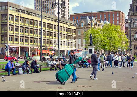 Glasgow, Scozia, Regno Unito. 16 aprile 2024: Regno Unito Meteo: Sunny george Square. Soleggiato in città mentre la gente camminava sulla capitale dello shopping e sulla strada stile della Scozia, Buchanan Street. Credit Gerard Ferry/Alamy Live News Foto Stock