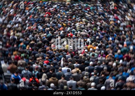 Srinagar, India. 16 aprile 2024. Le persone partecipano al funerale di cinque persone che sono morte dopo annegamento quando una barca si è rovesciata a Srinagar. Una barca che trasportava sei individui, tra cui una donna e i suoi due fratelli, si capovolse mentre attraversava il fiume Jhelum a Srinagar. La barca, che trasportava almeno 15 persone, per lo più bambini, ha provocato sei morti, con tre persone ancora scomparsi. Le piogge continue negli ultimi due giorni, che hanno portato a un aumento del livello dell'acqua nel fiume Jhelum, hanno portato alla tragedia. Credito: SOPA Images Limited/Alamy Live News Foto Stock