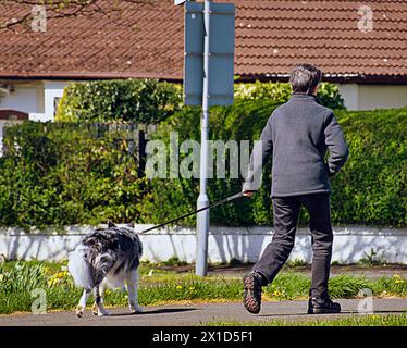 Glasgow, Scozia, Regno Unito. 16 aprile 2024: Regno Unito Meteo: Soleggiato in città mentre la gente camminava verso ovest Credit Gerard Ferry/Alamy Live News Foto Stock