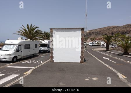 Palm-Mar, Tenerife, 16 aprile 2024 - Un piccolo edificio a Palm-Mar ha avuto un nuovo rivestimento di vernice che una volta diceva "i turisti vanno a casa". - Graffiti antituristici incastonati sulle pareti della località balneare di Palm-Mar nel sud dell'isola di Tenerife sono stati dipinti da funzionari che stanno cercando di trasmettere la piccola città come "turistico amichevole" diversi messaggi sono stati spruzzati settimane fa su pareti e panchine, tuttavia, la nuova vernice bianca copre ora le aree colpite e uno slogan che recita "stipendio medio nelle Isole Canarie 1.200E” è stato ora coperto di vernice grigia. Credito: Interrompi pressione Foto Stock