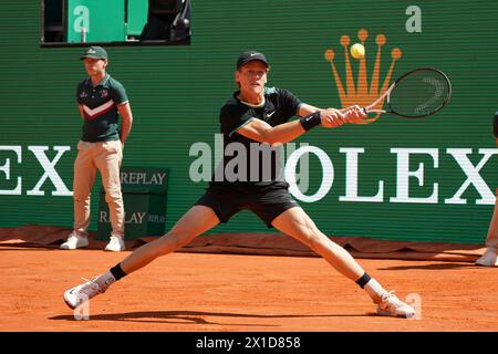 MONTE-CARLO, MONACO - 11 APRILE: Jannik Sinner d'Italia al Rolex Monte-Carlo Masters al Monte-Carlo Country Club l'11 aprile 2024 a Monte-Carlo, Monaco. Foto Stock