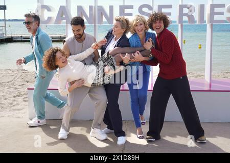 Sylvie Flepp, Joakim Latzko, Agathe De la Boulaye, Diane Dassigny e Tim Rousseau partecipano alla Photocall 'Plus belle la vie' durante il 7° Canneseries International Festival il 6 aprile 2024 a Cannes, Francia. Foto Stock