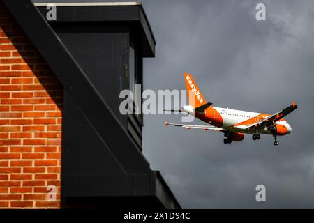 OUDE Meer - gli aerei volano in basso sulle case sull'Aalsmeerderdijk a Oude Meer durante l'atterraggio sull'Aalsmeerderbaan di Schiphol. Nonostante a Schiphol vengano utilizzati aeromobili sempre più silenziosi, i residenti che vivono vicino all'aeroporto subiscono un aumento dell'inquinamento acustico. Foto: ANP / Hollandse Hoogte / Jeffrey Groeneweg netherlands Out - belgium Out Foto Stock