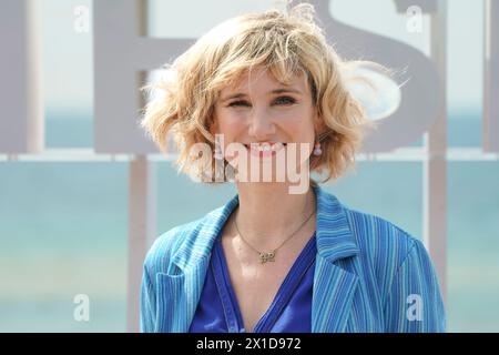 Diane Dassigny partecipa alla Photocall 'Plus belle la vie' durante il 7° Festival Internazionale di Canneseries il 6 aprile 2024 a Cannes, Francia. Foto Stock