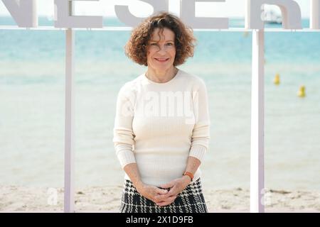 Sylvie Flepp partecipa alla Photocall 'Plus belle la vie' durante il 7° Festival Internazionale di Canneseries il 6 aprile 2024 a Cannes, Francia. Foto Stock