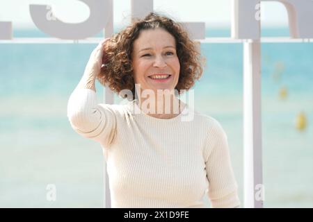 Sylvie Flepp partecipa alla Photocall 'Plus belle la vie' durante il 7° Festival Internazionale di Canneseries il 6 aprile 2024 a Cannes, Francia. Foto Stock