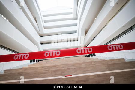 Amburgo, Germania. 16 aprile 2024. Un nastro rosso con il logo otto può essere visto prima dell'apertura nell'atrio della nuova sede otto nel Campus otto di Amburgo-Barmbek. L'ex edificio del magazzino, rinnovato e rivitalizzato, è stato aperto il martedì. Credito: Christian Charisius/dpa/Alamy Live News Foto Stock