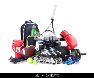 Molte diverse attrezzature sportive isolate sul bianco Foto Stock