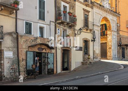 L'antica porta della città di Guardiagrele, porta di San Giovanni, con l'antica bottega artigiana in ferro battuto. Guardiagrele, provincia di Chieti, Abruzzo Foto Stock