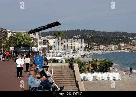 © Francois Glories/MAXPPP - 16/04/2024 palme sono state piantate sulla spiaggia dell'hotel Negresco sulla Promenade des Anglais e le spiagge private della città sono sempre più piantate di alberi. Crediti: MAXPPP/Alamy Live News Foto Stock