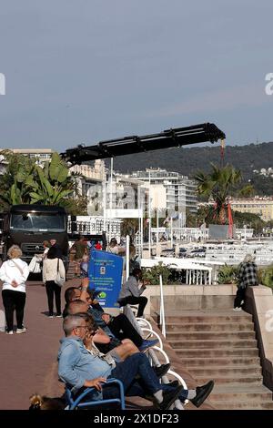 © Francois Glories/MAXPPP - 16/04/2024 palme sono state piantate sulla spiaggia dell'hotel Negresco sulla Promenade des Anglais e le spiagge private della città sono sempre più piantate di alberi. Crediti: MAXPPP/Alamy Live News Foto Stock