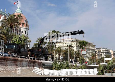 © Francois Glories/MAXPPP - 16/04/2024 palme sono state piantate sulla spiaggia dell'hotel Negresco sulla Promenade des Anglais e le spiagge private della città sono sempre più piantate di alberi. Crediti: MAXPPP/Alamy Live News Foto Stock