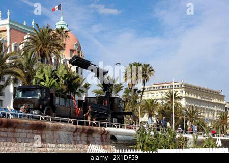 © Francois Glories/MAXPPP - 16/04/2024 palme sono state piantate sulla spiaggia dell'hotel Negresco sulla Promenade des Anglais e le spiagge private della città sono sempre più piantate di alberi. Crediti: MAXPPP/Alamy Live News Foto Stock