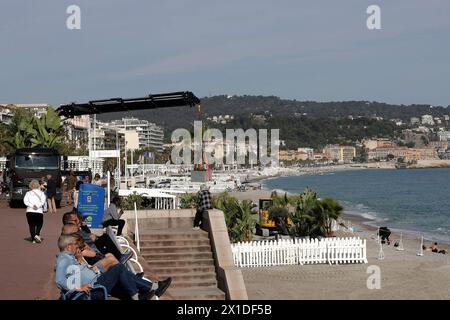 © Francois Glories/MAXPPP - 16/04/2024 palme sono state piantate sulla spiaggia dell'hotel Negresco sulla Promenade des Anglais e le spiagge private della città sono sempre più piantate di alberi. Crediti: MAXPPP/Alamy Live News Foto Stock