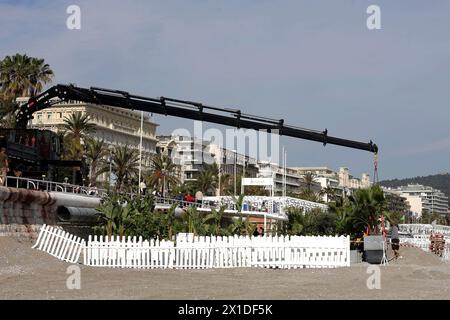 © Francois Glories/MAXPPP - 16/04/2024 palme sono state piantate sulla spiaggia dell'hotel Negresco sulla Promenade des Anglais e le spiagge private della città sono sempre più piantate di alberi. Crediti: MAXPPP/Alamy Live News Foto Stock