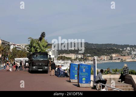 © Francois Glories/MAXPPP - 16/04/2024 palme sono state piantate sulla spiaggia dell'hotel Negresco sulla Promenade des Anglais e le spiagge private della città sono sempre più piantate di alberi. Crediti: MAXPPP/Alamy Live News Foto Stock